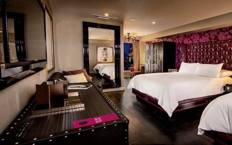 The cromwell las vegas luxury room 2 queens